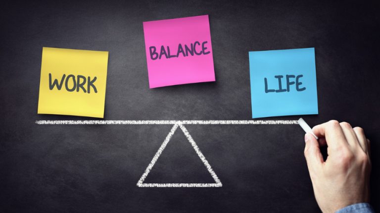 Un dessin au tableau noir et trois post-it avec les mots Work, Life et Balance Un dessin au tableau noir et trois post-it avec les mots Work, Life et Balance
