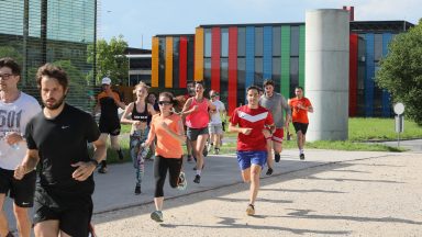 Une foule d'étudiants s'élancent en courant à travers le campus de l'EPFL pendant les "Journées santé".